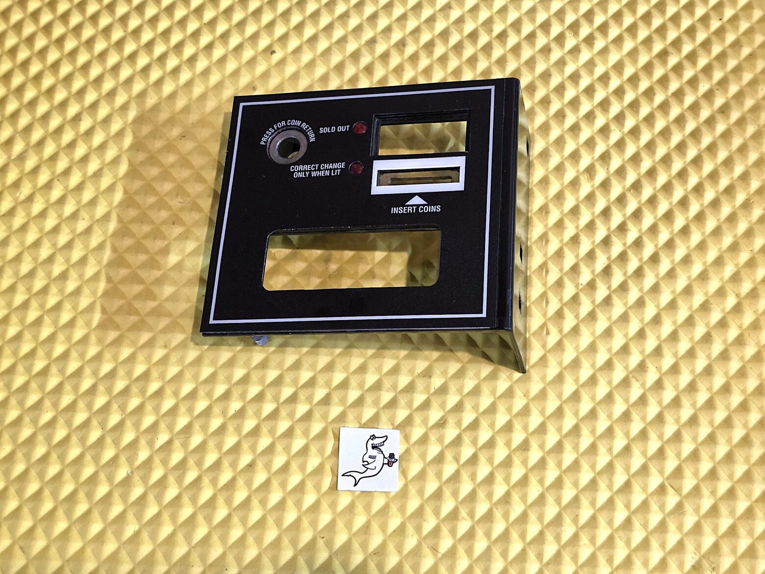 ROYAL VENDORS 650 MERLIN 4 LIVE DISPLAY SODA MACHINE COIN INSERT BEZEL ASSEMBLY / Used